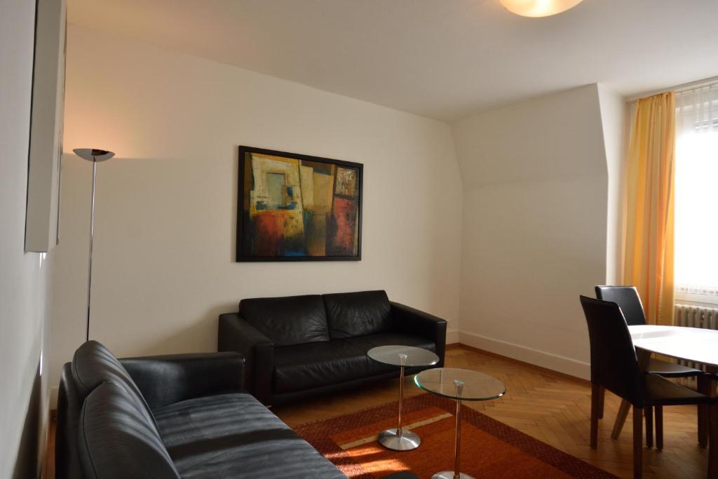 ein Wohnzimmer mit einem Sofa und einem Tisch in der Unterkunft PABS Résidences - Staubstrasse 3 (3L) in Zürich