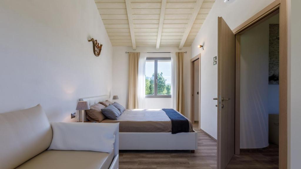 une chambre avec un lit et une fenêtre dans l'établissement Villa Mia 6, Emma Villas, à Mercato Saraceno