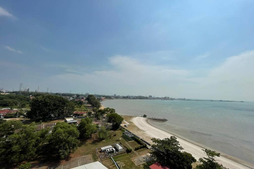 een luchtzicht op een strand en de oceaan bij PORT DICKSON -GLORY BEACH RESORT “SEAVIEW” UNIT~~ in Port Dickson