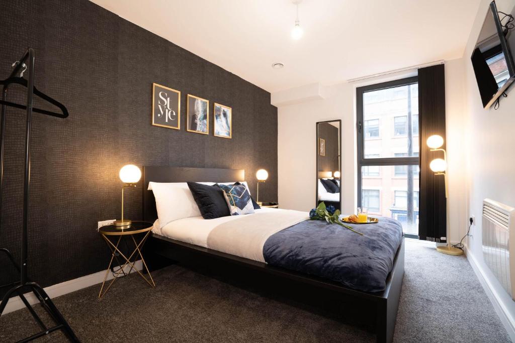 Deluxe Stay - Skyline Vistas & Top Amenities