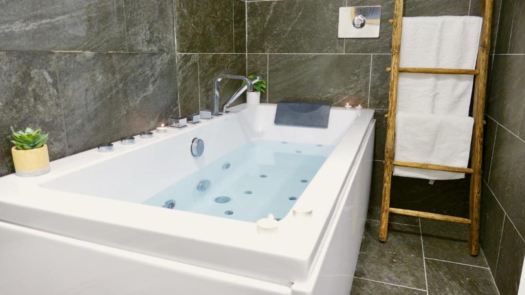 Koupelna v ubytování Appartement spacieux 300m2 - Sauna - BBQ - Terrasse