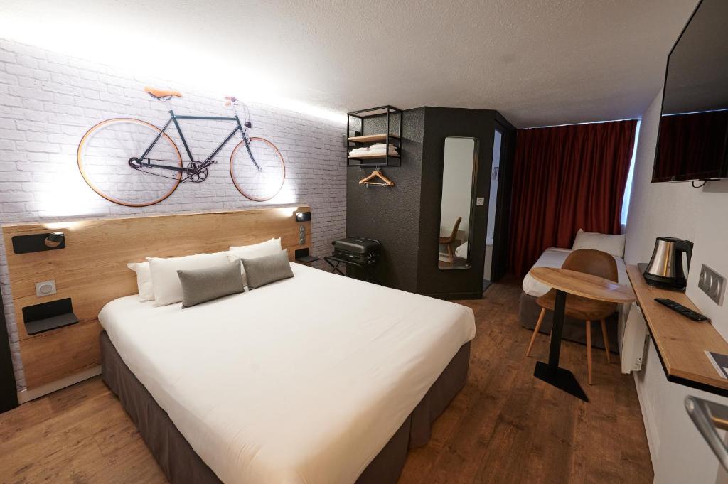 Kyriad Hotel Laval - Habitación Triple - 1 Cama Doble Y 1 Individual