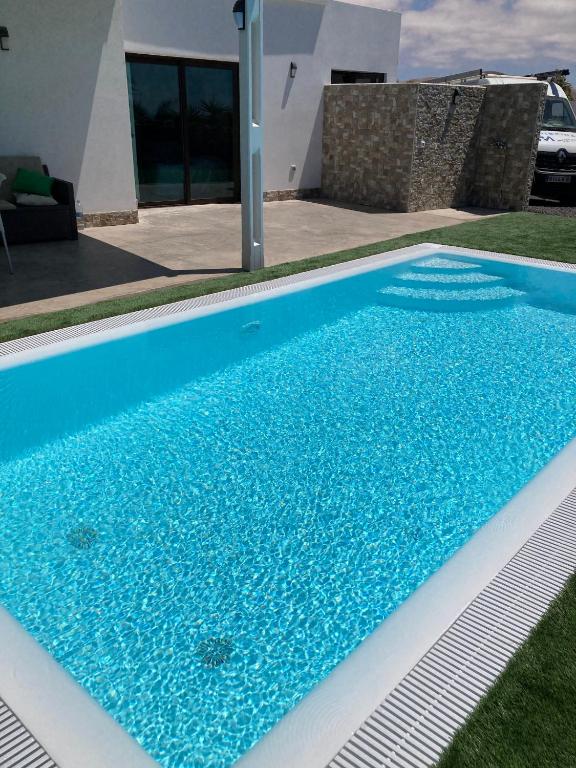 Bazén v ubytování Seaside Villa in El Roque (El Cotillo) with Private Pool nebo v jeho okolí