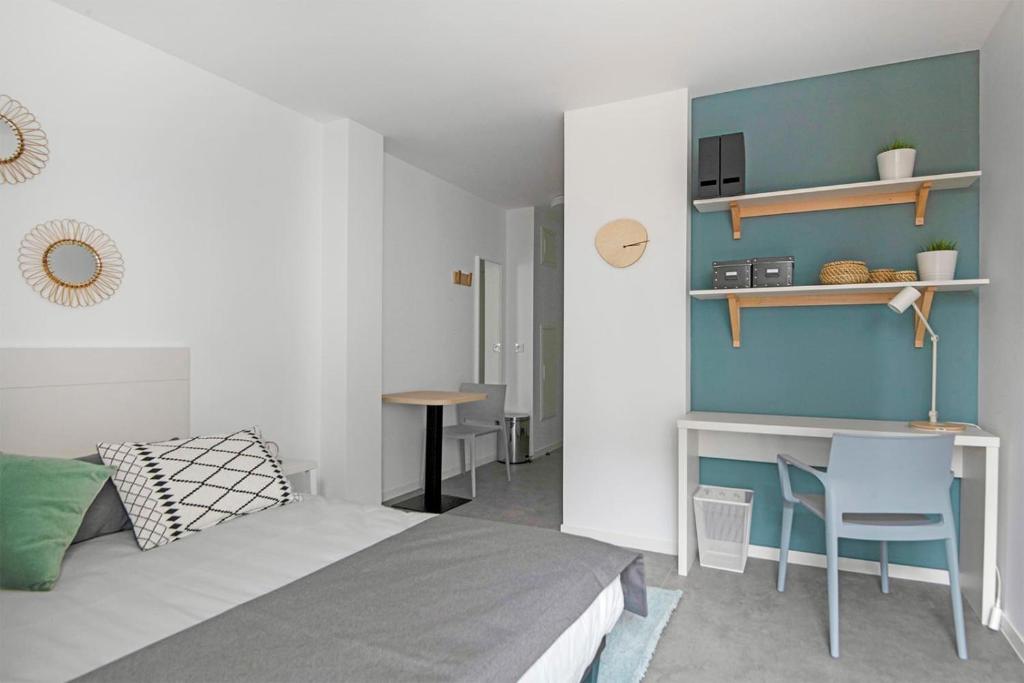 um quarto com uma cama, uma secretária e uma mesa em Student Factory Lille Euratechnologies em Lille