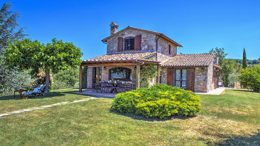 A garden outside Casal Del Salice 10, Emma Villas