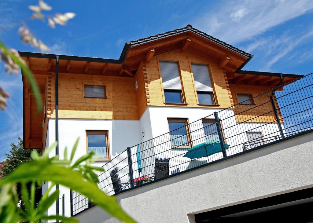 una casa con balcone in cima a un edificio di Ferienwohnung Fembacher a Bad Reichenhall