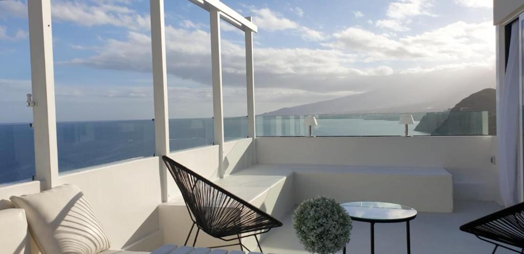 een balkon met uitzicht op de oceaan bij Home2Book Panoramic Sea Views Loft, Wifi in Tabaiba