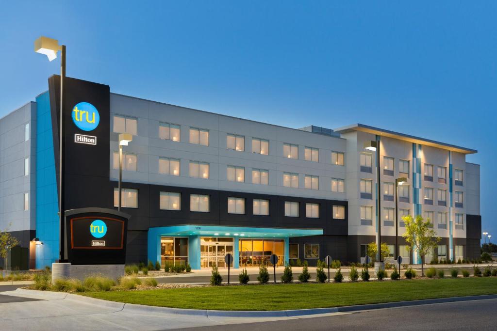 una representación de un hotel con un edificio en Tru By Hilton Thornburg, VA en Woodford