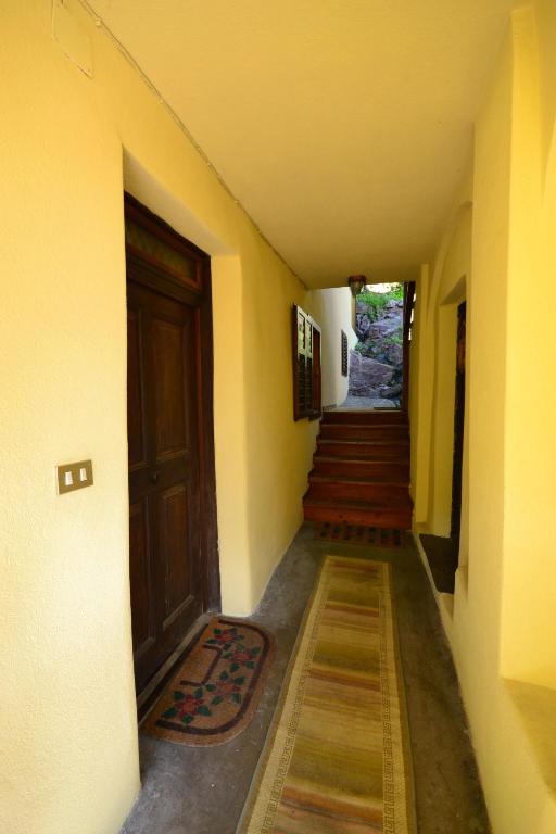 A television and/or entertainment centre at B&B La Tana dell'Orso - Die Bärenhöhle