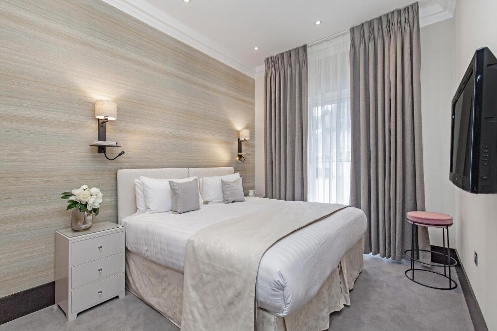 130 Queen's Gate Apartments - Deluxe Three-Bedroom Apartment