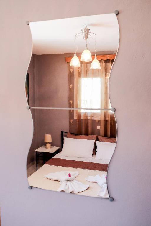 lustrzane odbicie sypialni z łóżkiem w obiekcie Villa DK w Prewezie