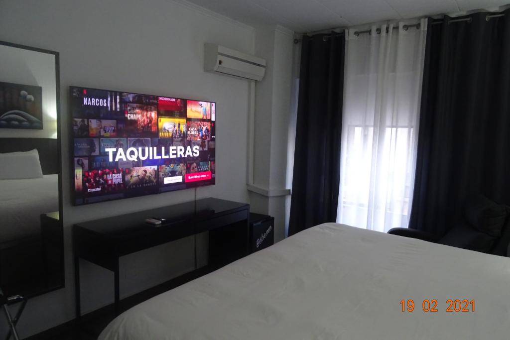 TV a/nebo společenská místnost v ubytování Hotel Carlos III
