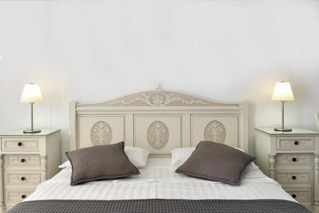 Parian Lithos Residence - 19