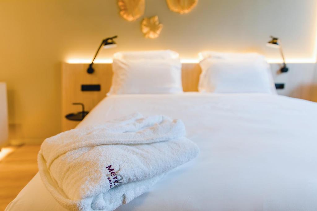 Cama ou camas em um quarto em Mercure Fátima