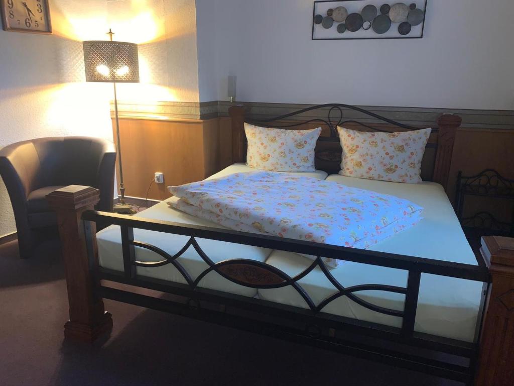 Postel nebo postele na pokoji v ubytování Hotel am Neumarkt