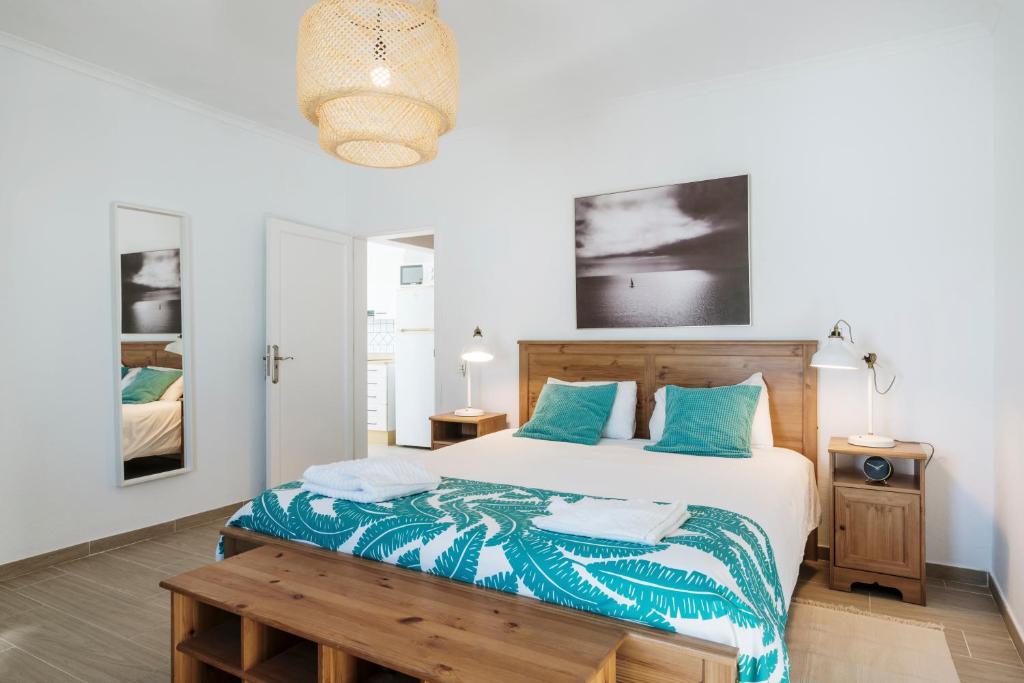 1 dormitorio con 1 cama grande con almohadas azules en Brisa Del Mar, en La Santa