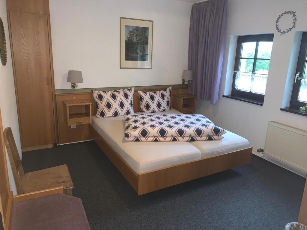 Postel nebo postele na pokoji v ubytování Hotel am Neumarkt