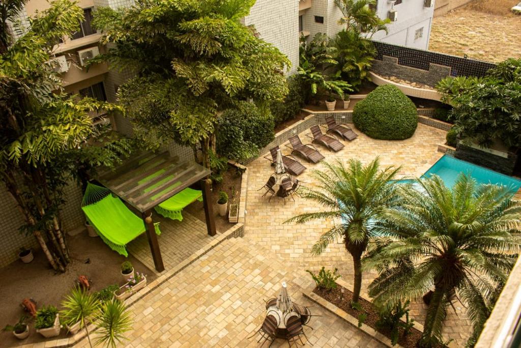 an overhead view of a courtyard with a bench and a pool at Caruaru Pallace Hotel in Caruaru