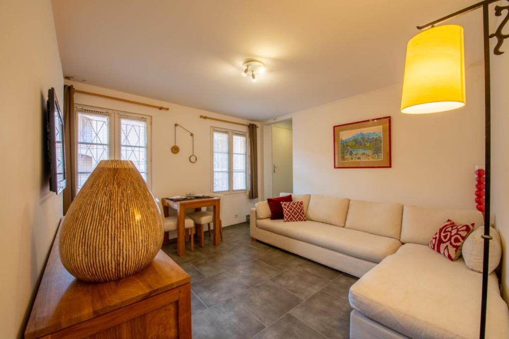 een woonkamer met een bank en een tafel bij Beautiful Apartment In The Heart Of Saint Tropez in Saint-Tropez
