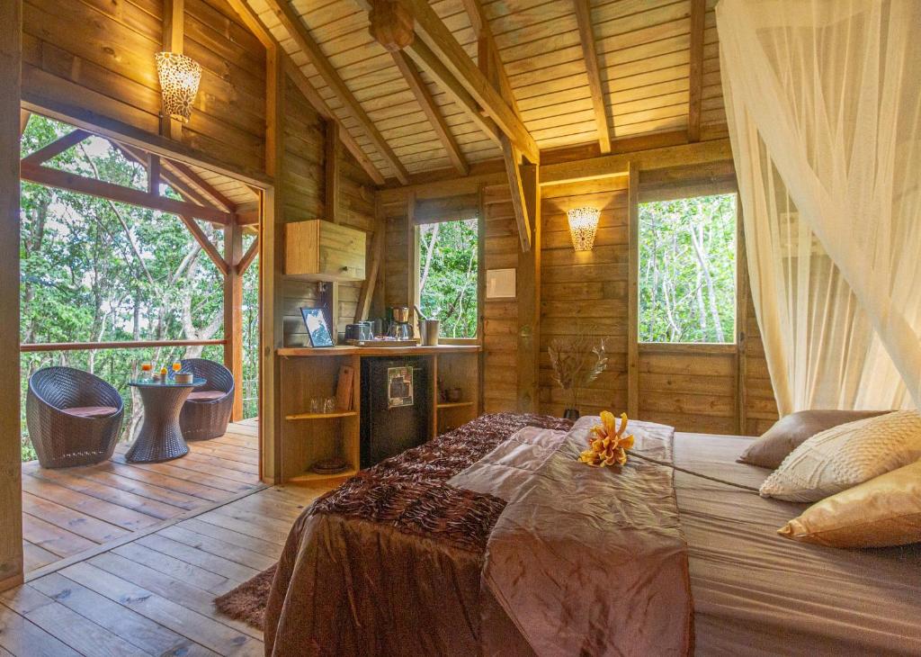Postel nebo postele na pokoji v ubytování Au Jardin Des Colibris Ecolodge&Spa