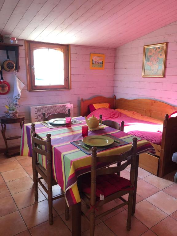 Habitación pequeña con mesa y cama en Duccio Cabana Hébergements Insolites, en Potelle