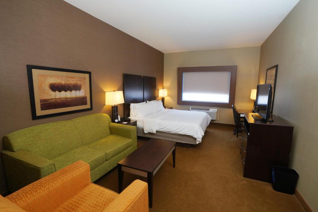 Postel nebo postele na pokoji v ubytování Creekside Hotel & Suites