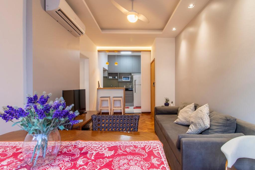 a living room with a couch and a table at Apartamento 3 quartos Ipanema in Rio de Janeiro