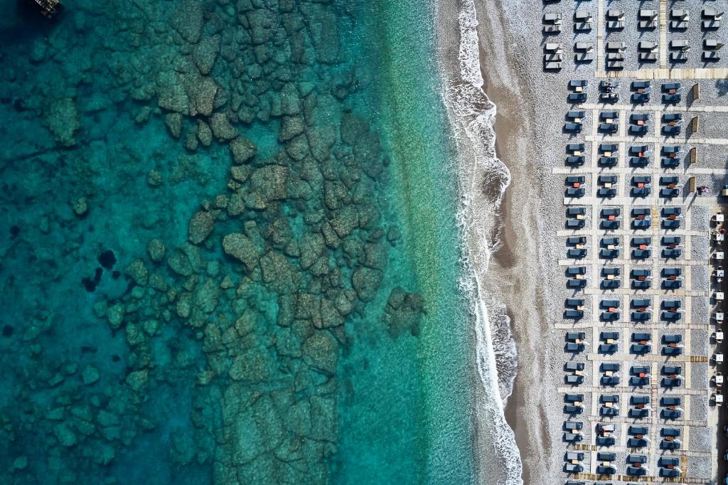 una vista aérea de una playa y el océano en AQUAMARE CITY and BEACH en Rodas