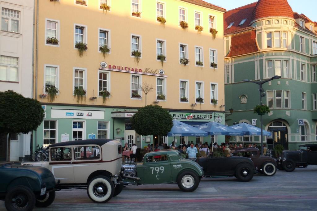 eine Gruppe alter Autos, die vor einem Gebäude geparkt sind in der Unterkunft Boulevardhotel Sängerstadt - alle Zimmer klimatisiert in Finsterwalde