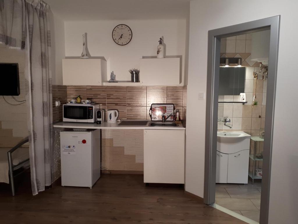 Kuchyň nebo kuchyňský kout v ubytování Mini Vendégház Budaörs