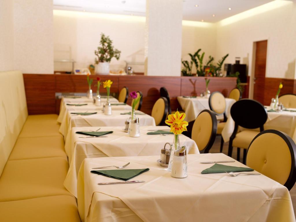 Un restaurante u otro lugar para comer en Hotel Drei Raben