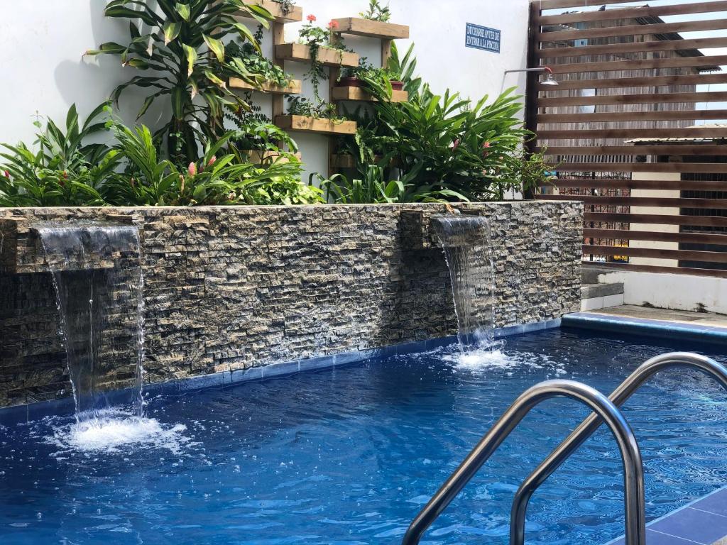Bazén v ubytování L'Vanna Hotel nebo v jeho okolí