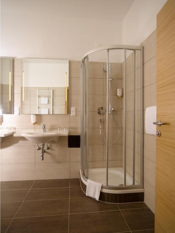 Un baño de Hotel Drei Raben
