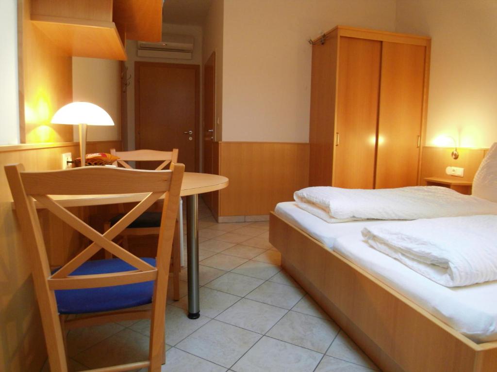 Postel nebo postele na pokoji v ubytování Weinhotel Kirchenwirt