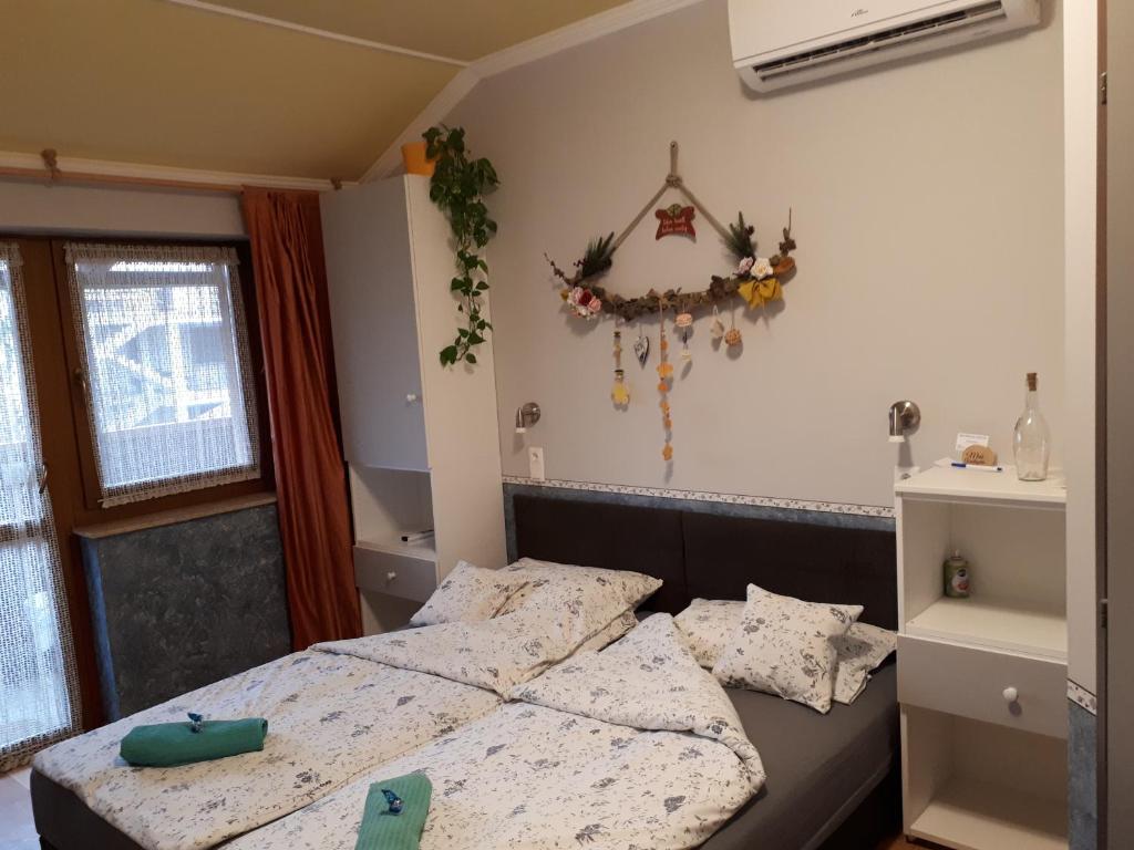 Postel nebo postele na pokoji v ubytování Mini Vendégház Budaörs