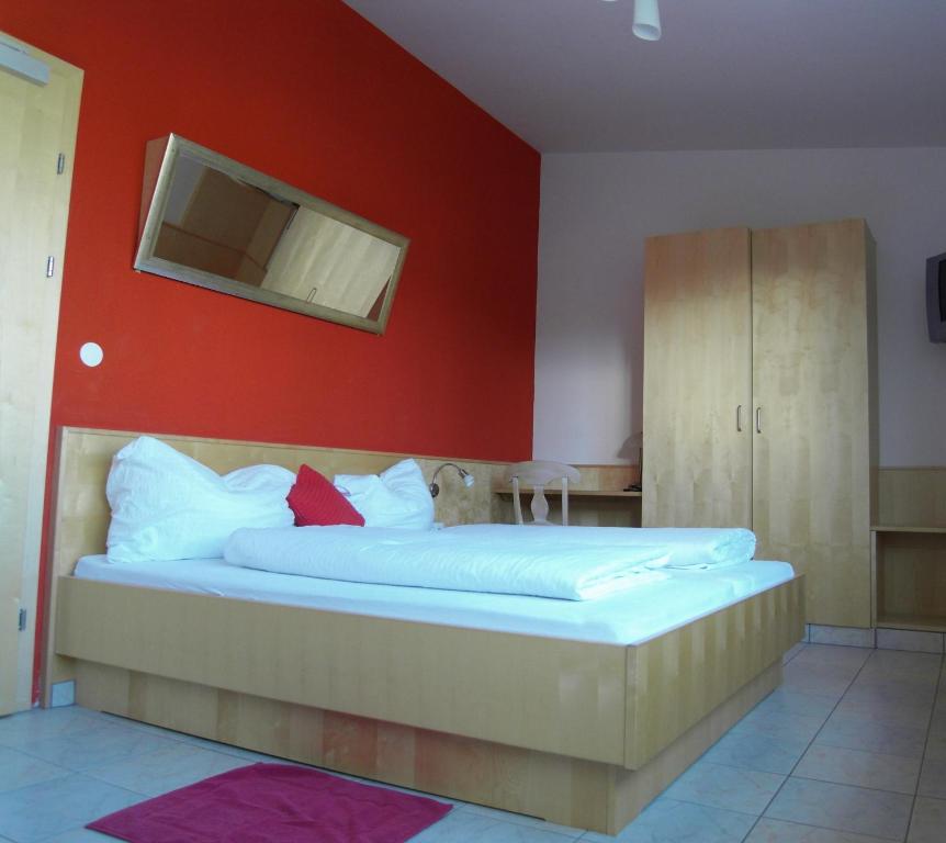 Postel nebo postele na pokoji v ubytování Weinhotel Kirchenwirt