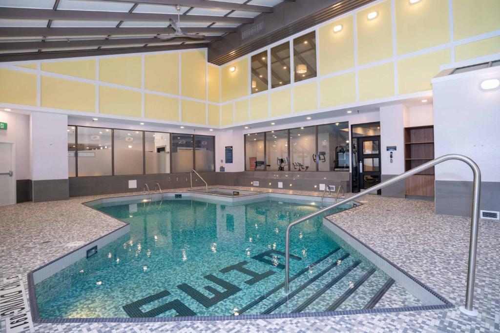 Sandman Signature Calgary Downtown Hotel interior