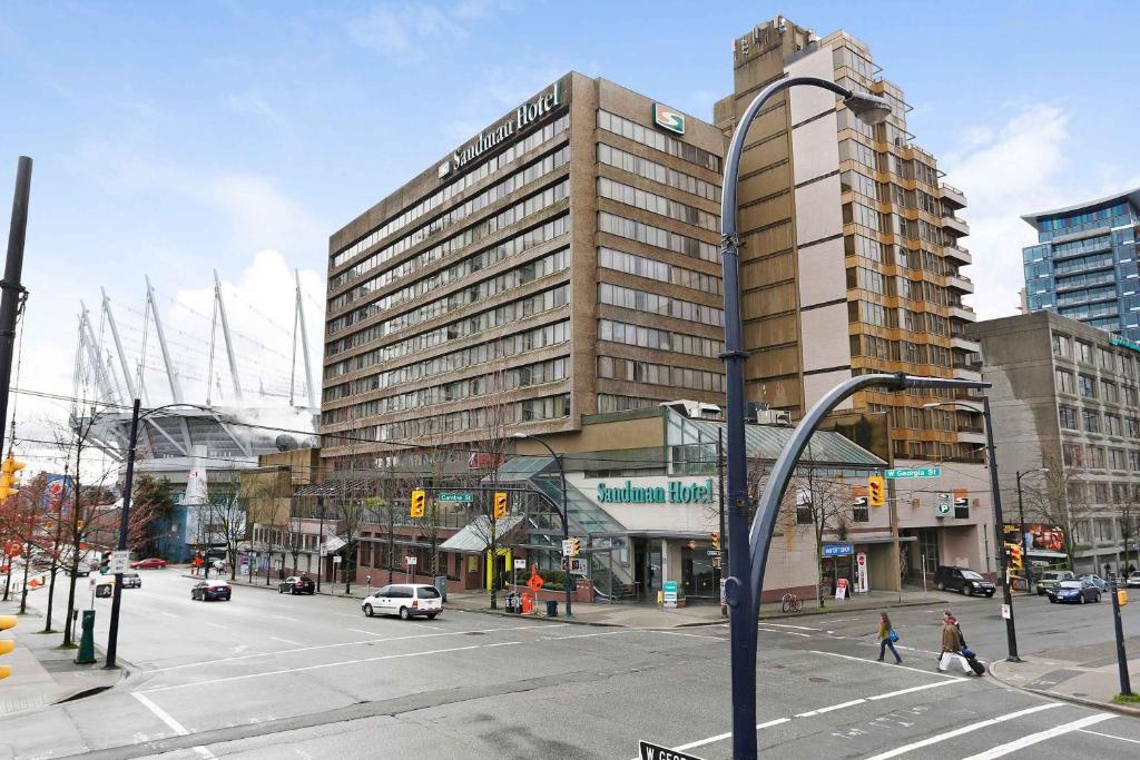 un gran edificio en una calle de la ciudad con un semáforo en Sandman Hotel Vancouver Downtown, en Vancouver