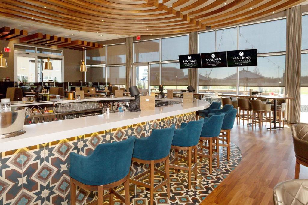 Restaurace v ubytování Sandman Signature Calgary Airport Hotel