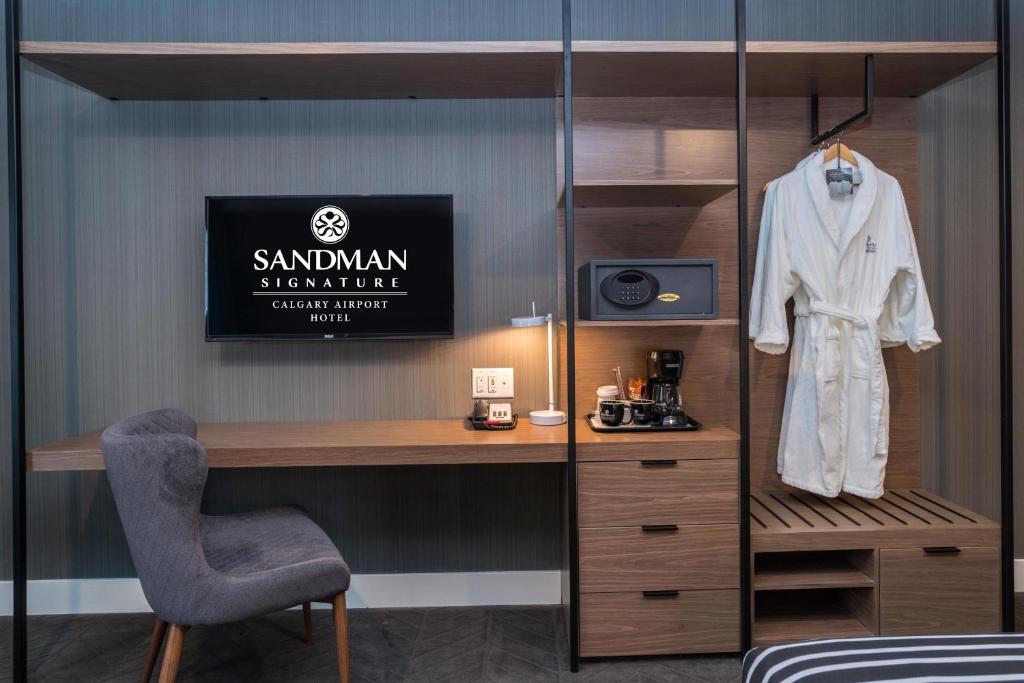 Postel nebo postele na pokoji v ubytování Sandman Signature Calgary Airport Hotel