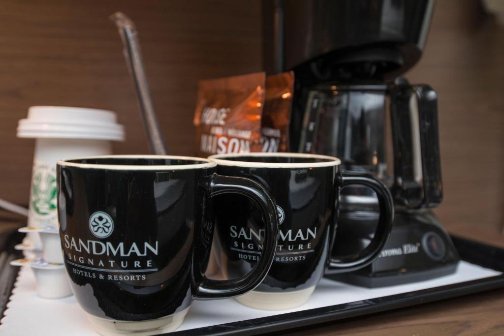 Příslušenství pro přípravu čaje a kávy v ubytování Sandman Signature Calgary Airport Hotel