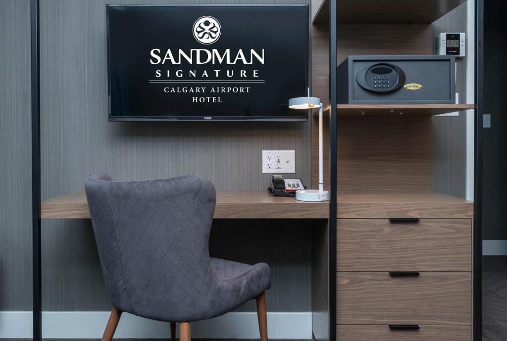TV a/nebo společenská místnost v ubytování Sandman Signature Calgary Airport Hotel