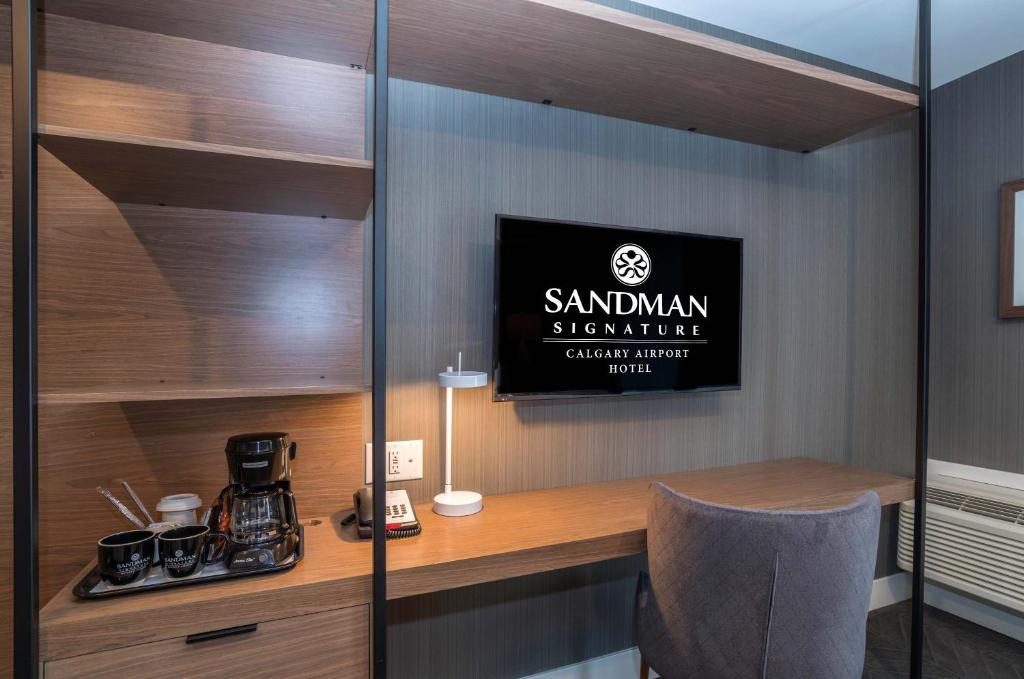 Kuchyň nebo kuchyňský kout v ubytování Sandman Signature Calgary Airport Hotel