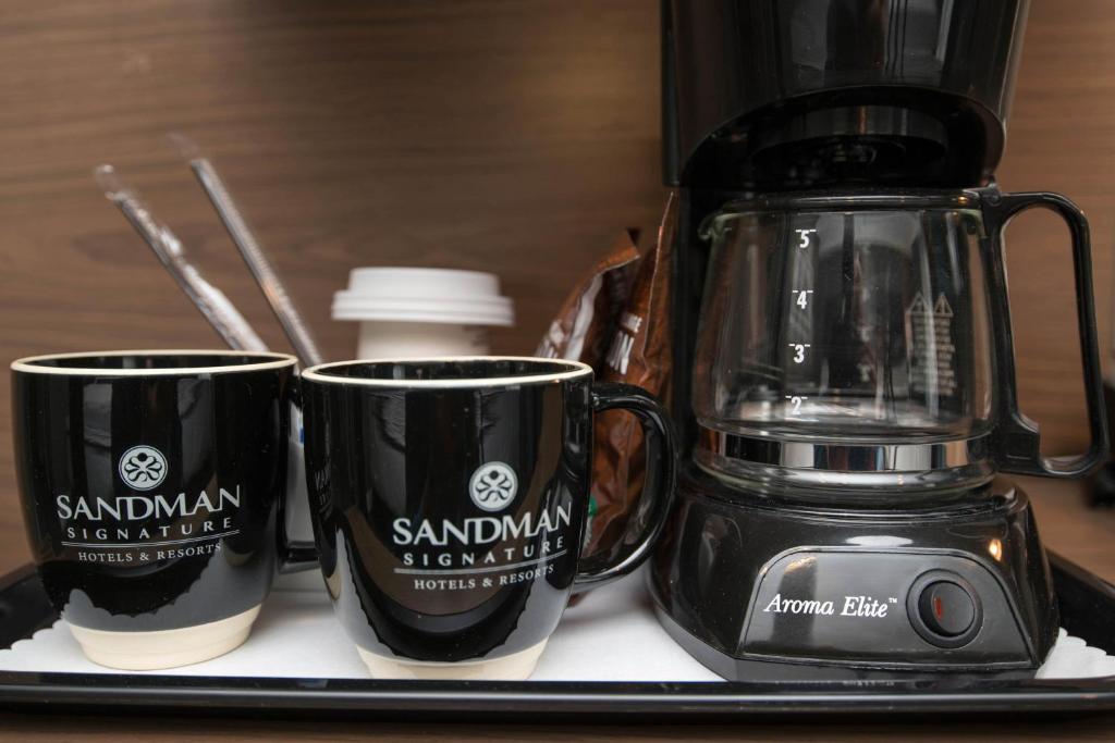 Příslušenství pro přípravu čaje a kávy v ubytování Sandman Signature Calgary Airport Hotel