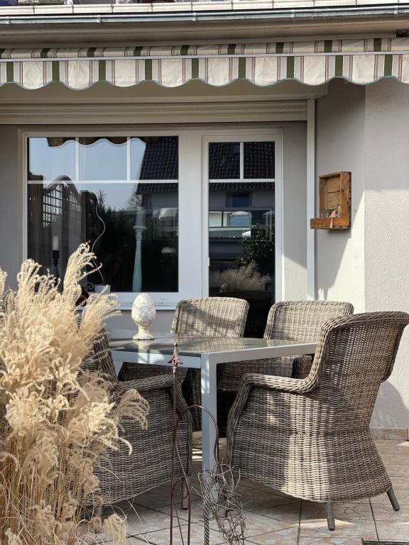 eine Terrasse mit einem Tisch und Stühlen auf einer Veranda in der Unterkunft Ferienhaus am Scharnhorst in Hameln