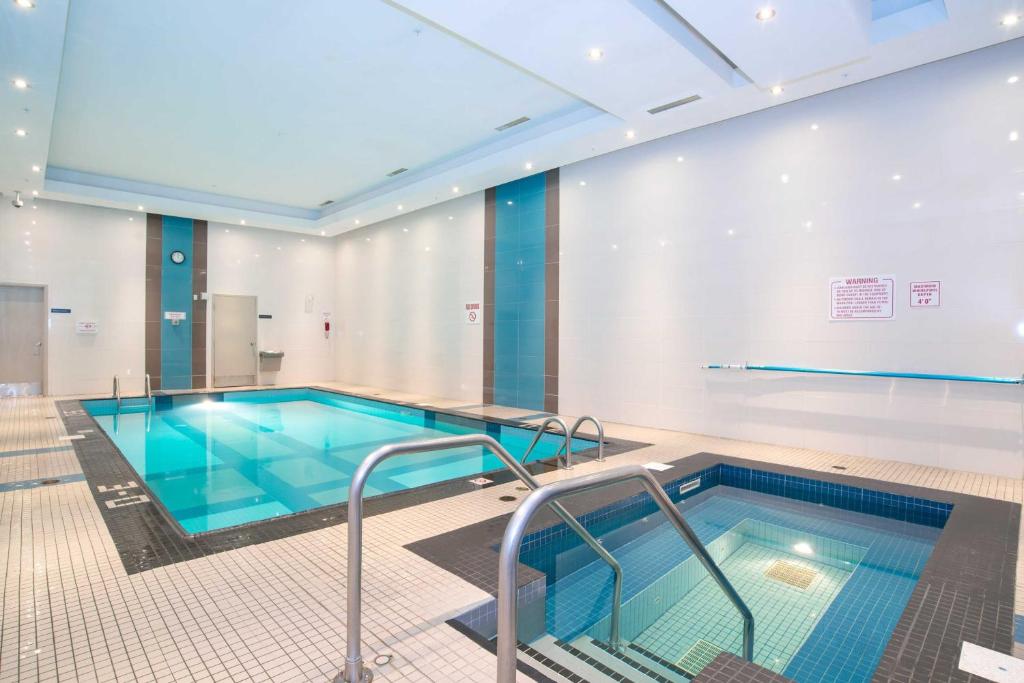 Bazén v ubytování Sandman Hotel & Suites Winnipeg Airport nebo v jeho okolí