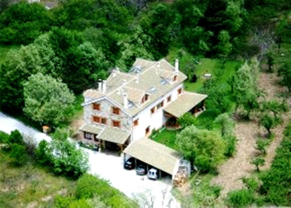 una vista aérea de una gran casa en el bosque en La Galamperna, en Nava del Barco