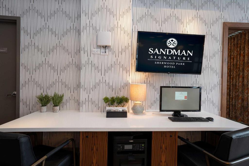 TV a/nebo společenská místnost v ubytování Sandman Signature Sherwood Park Hotel