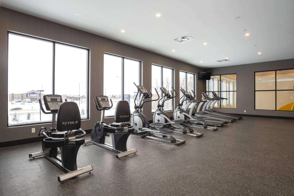 Fitness centrum a/nebo fitness zařízení v ubytování Sandman Signature Sherwood Park Hotel