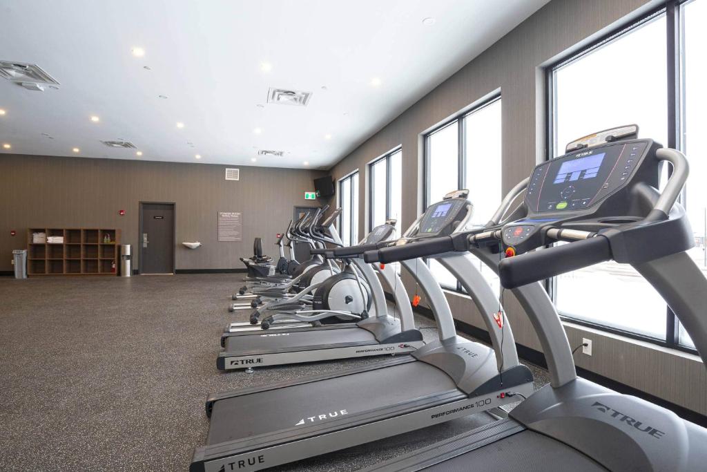 Fitness centrum a/nebo fitness zařízení v ubytování Sandman Signature Sherwood Park Hotel